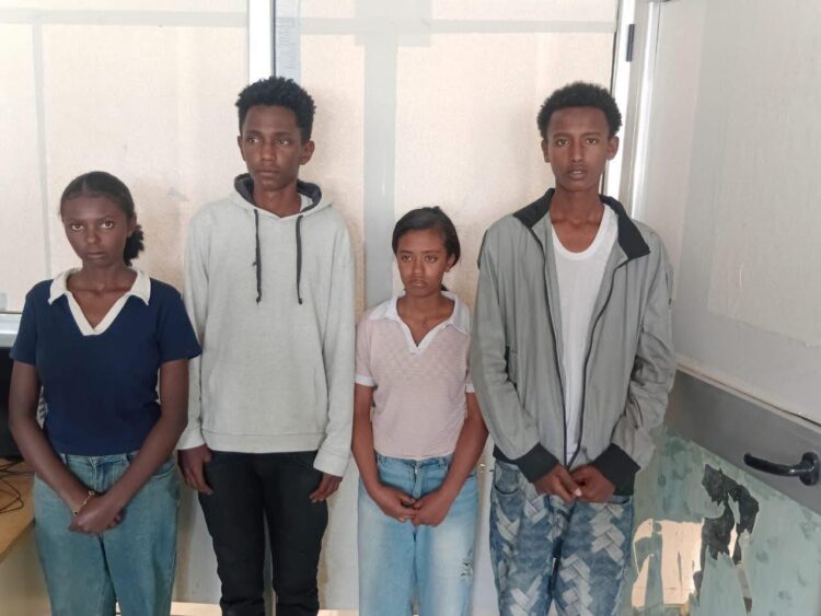 በህገ ወጦች ተይዘናል በማለት ቤተሰቦቻቸው 3መቶ ሺ ብር እንዲልኩላቸው የጠየቁ ታዳጊዎች ከአነ ግብረ አበሮቻቸው በቁጥጥር ስር