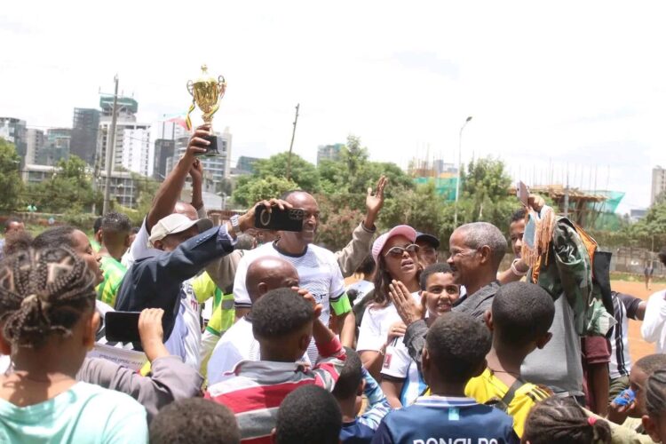 ከሜዳው በስተጀርባ ያለው ፍቅር