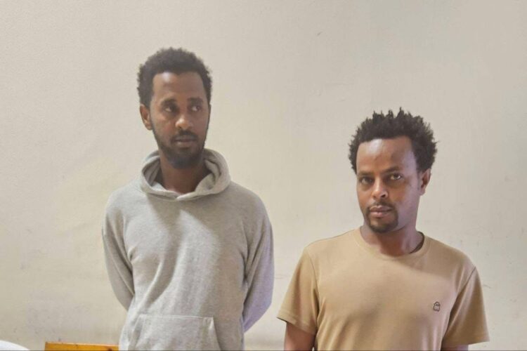 በኮንትሮባንድ ወደ ሀገር የገቡ ከ500 በላይ ተንቀሳቃሽ ስልኮች ከሁለት ተጠርጣሪዎች ጋር በቁጥጥር ስር ዋሉ።