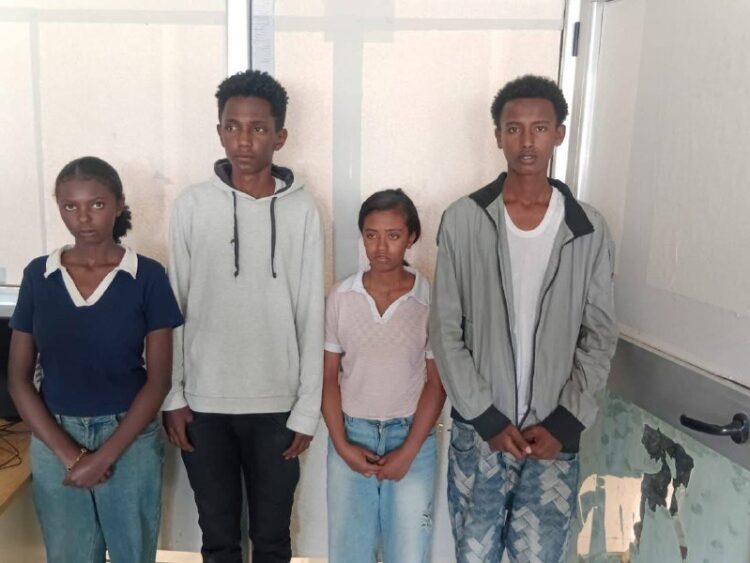 በህገ ወጦች ተይዘናል በማለት ቤተሰቦቻቸው 3መቶ ሺ ብር እንዲልኩላቸው የጠየቁ ታዳጊዎች ከአነ ግብረ አበሮቻቸው በቁጥጥር ስር …