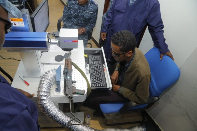 የኢትዮጵያ ፌደራል ፖሊስ የጦር መሣሪያዎችን በዘመናዊ ዳታቤዝ መመዝገብ ጀመረ ፌደራል ፖሊስ በተቋሙ ግምጃ ቤትና በአባላቱ እጅ …