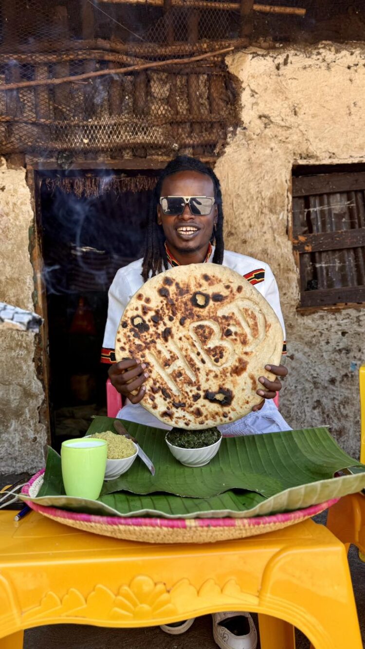 የጋሞ ባህል አምባሳደር ሙዚቃኛ፣ በተለያዩ የበጎ አድራጎት ስራዎች ላይ ተሳታፊ ፣ በጥበብ ስራው አሻራውን ያኖረ ፣ ያለማንም ድ