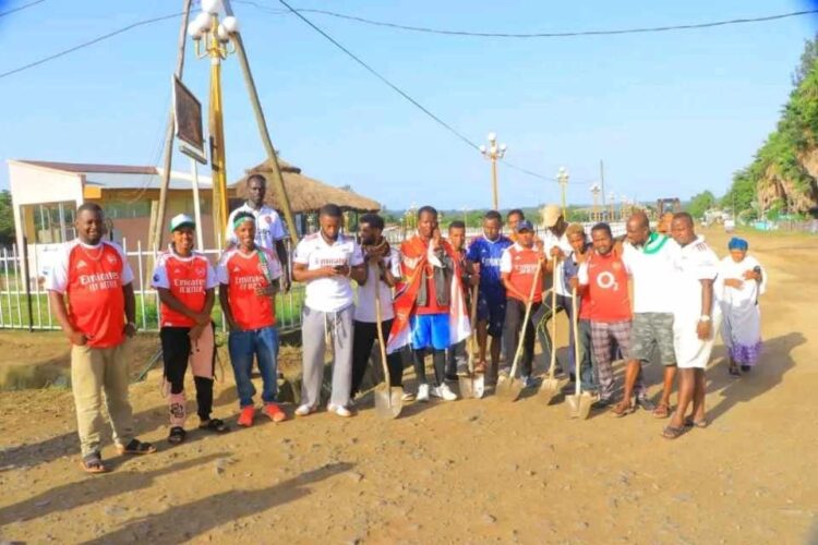 በጂንካ የአርሰናል ደጋፊዎች የፅዳት ስራ እና የደም ልገሳ እያደረጉ ይገኛሉ።
