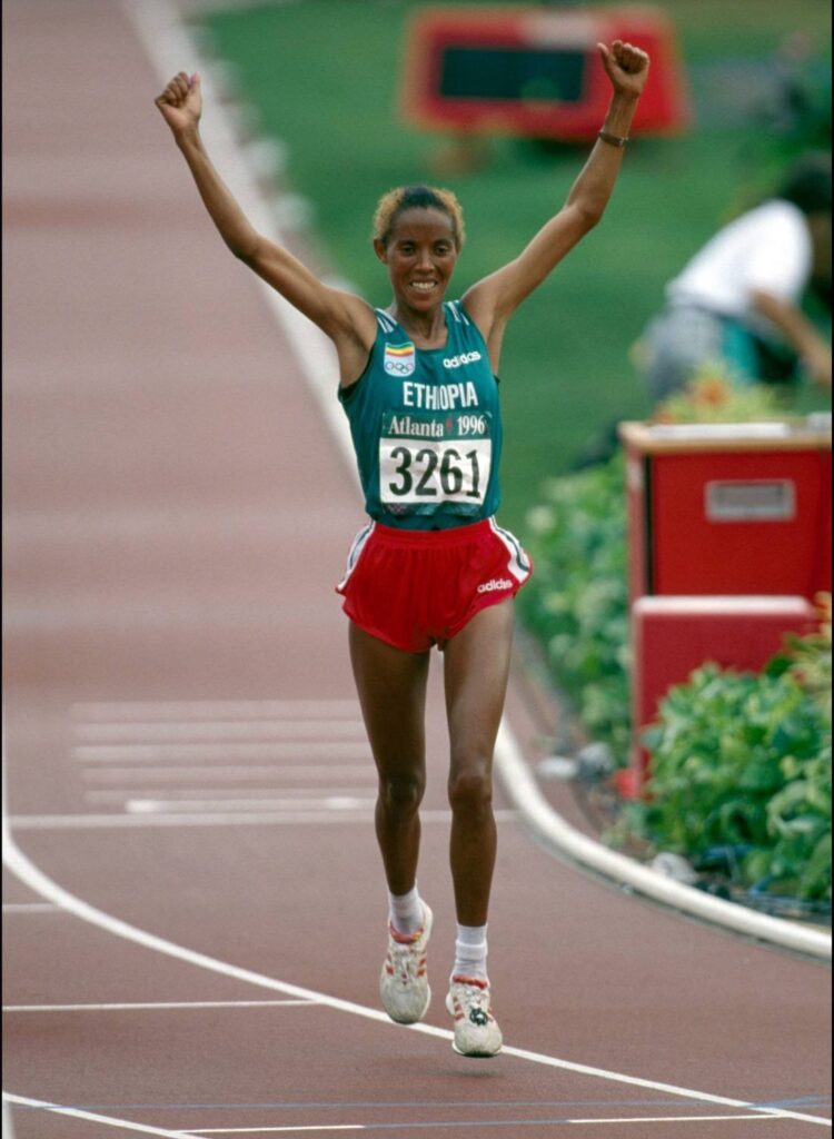 ታዋቂዋ ማራቶን አትሌት ፋጡማ ሮባ እና ጋዜጠኛ ካሳሁን ፈይሳ ከዓመታት በኋላ በደስታ ተገናኙ