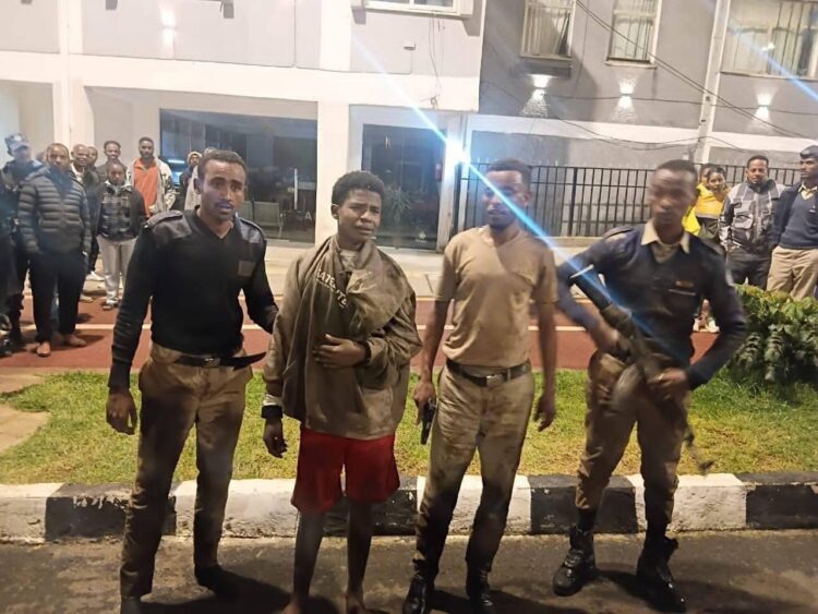 ለኮሪደር ልማት አገልግሎት በመስጠት ላይ የነበረ የኤሌክትሪክ ገመድ የሰረቀ ግለሰብ በፖሊስ አባላት እጅ ከፍንጅ ተያዘ።