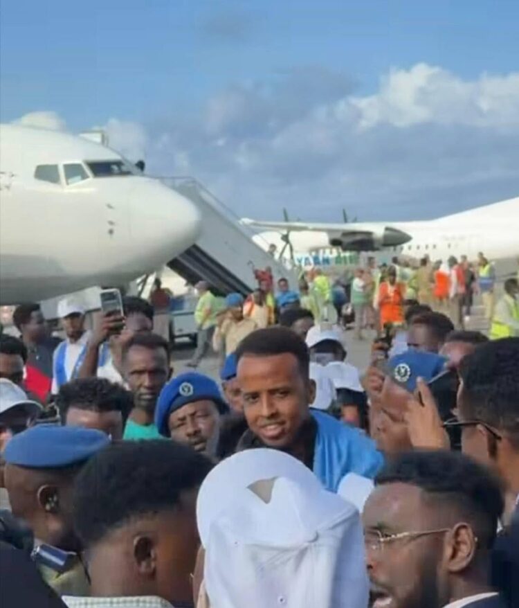 በአሜሪካ እንዳይገባ የተከለከለው ሶማሊያዊው የዓለም ዋንጫ ዳኛ ሞቃዲሾ ሲገባ የጀግና አቀባበል ተደረገለት