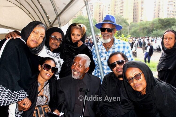 የአርቲስት ሰማኸኝ በለው የቀብር ስነ ስርዓት ላይ የተገኙ አርቲስቶች፣ ከድምጻዊ መሐሙድ አህመድ ጋር