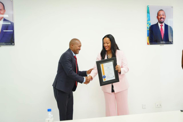 “ተስፋዬ የለውዝ እና ሰሊጥ ቅቤ ማምረቻ” የጥራት ማረጋገጫ ሰርቲፊኬት ተረከበ