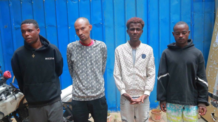 ከውጪ ሀገር ዜጋ ላይ የስርቆት ወንጀል ፈጽመዋል የተባሉ አራት ተጠርጣ ሪዎች ከነ ኤግዚቢቱ በቁጥጥር ስር ዋሉ፡፡