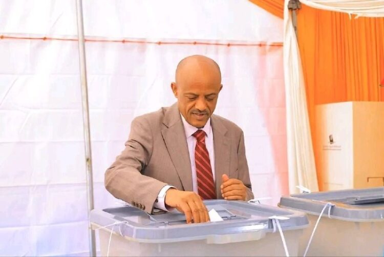 በኢትዮጵያ የመንግስት ስልጣን የሚያዝበት መንገድ “በጦር መሳሪያ ነበር” ሲሉ የአማራ ክልል ፕሬዝዳንት አረጋ ከበደ ገለጹበኢትዮ…