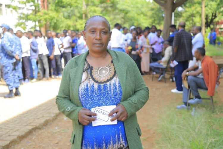 አራት ልጆቻቸውን እሰከ ዩኒቨርሲቲ ድረስ አስተምረው የልጅ ልጆችም ያዩት የ12ኛ ክፍል ፈተና ተፈታኝ እናት ከላይ በምስሉ የምታ…