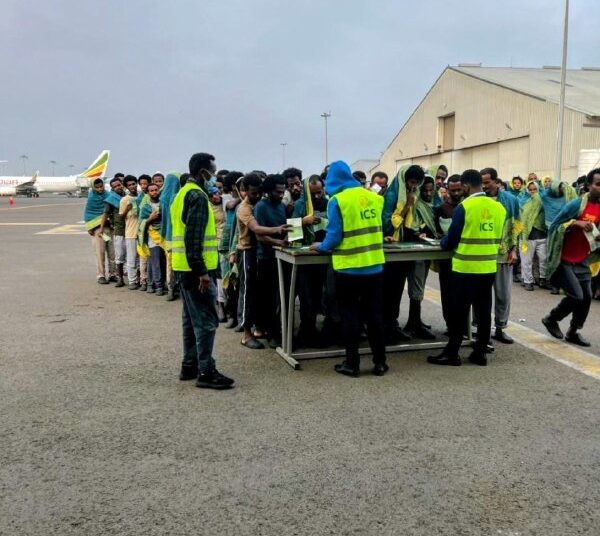‎በሳዑዲ ዓረቢያ በአስቸጋሪ ሁኔታ ውስጥ የነበሩ ከ1ሺህ በላይ ኢትዮጵያውያን ወደ ሀገራቸው ተመልሰዋል ተባለ፡፡ ‎‎በሳምንት ው…