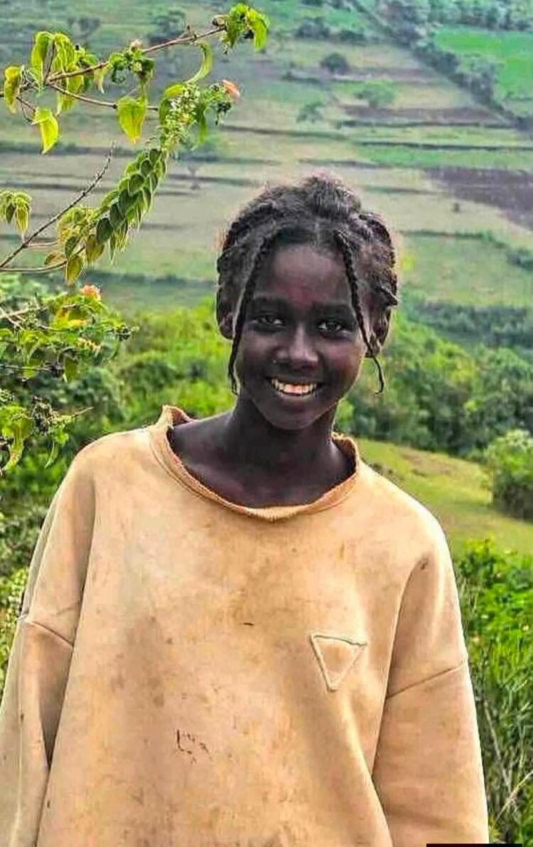 የታዳጊ ኤልሳቤት ደስታ የሞዴልነት ጉዞ ምስሎች