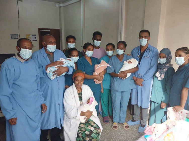 *በጥሩነሽ ቤጂንግ አጠቃላይ ሆስፒታል አራት ህፃናትን በሰላም የተገላገለችው እናት