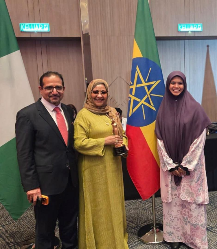 የዘምዘም ባንክ ዋና ሥራ አስፈጻሚ ወ/ሮ መሊካ በድሪ የ2026 WOMANi አዋርድ የክብር ሽልማትን ተጎናጸፉ