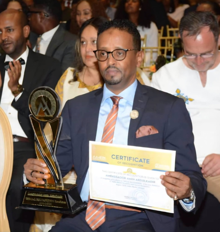 አምባሳደር አሚን አብዱልቃድር በሆቴልና ቱሪዝም ዘርፍ ላበረከቱት የላቀ አስተዋጽኦ የእውቅና ሽልማት ተቀበሉ