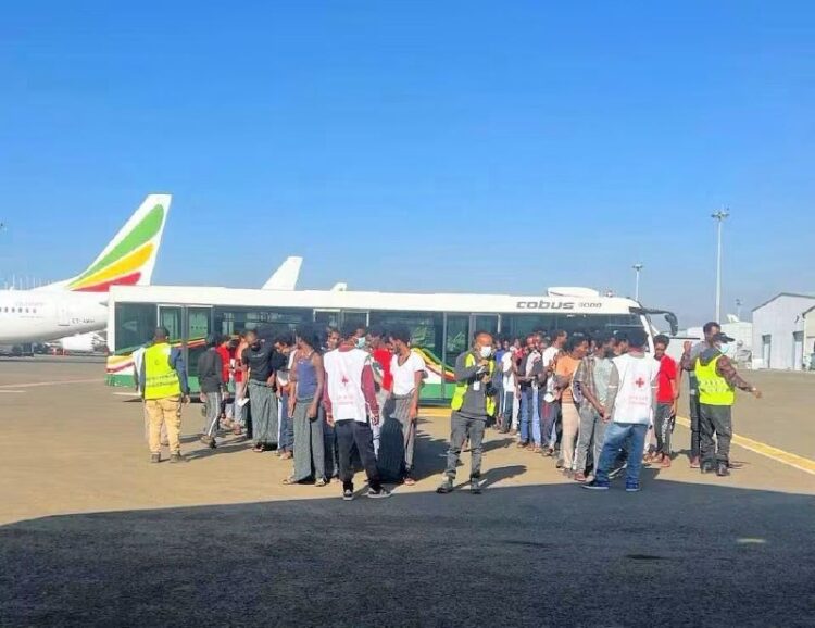 በሳዑዲ በአስቸጋሪ ሁኔታ ውስጥ የነበሩ 2 ሺህ 463 ኢትዮጵያውያን ወደ ሀገራቸው ተመለሱበሳዑዲ ዓረቢያ በአስቸጋሪ ሁኔታ ውስጥ…