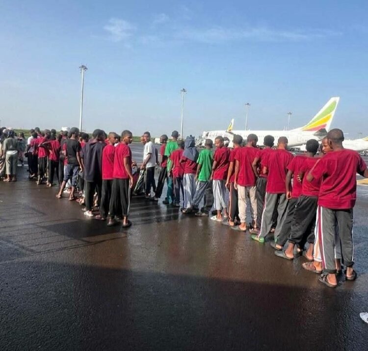 በሳዑዲ ዓረቢያ በአስቸጋሪ ሁኔታ ውስጥ የነበሩ ከ2 ሺህ 400 በላይ ኢትዮጵያውያን ወደ ሀገራቸው ተመለሱበሳዑዲ ዓረቢያ በአስቸ…