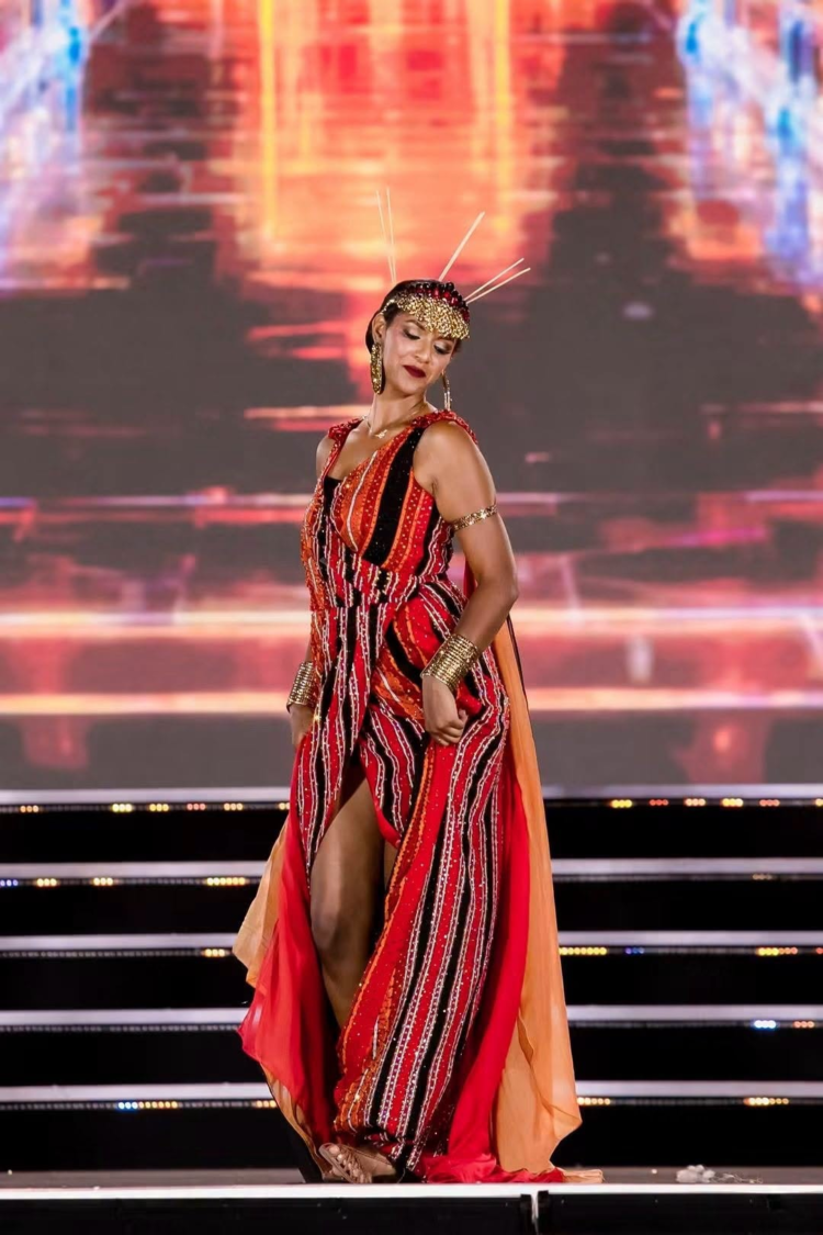 በቪየትናም ናትራንግ ከተማ በመካሄድ ላይ በሚገኘው የሚስ ወርልድ ላይ የኤርትራ ተወካይ የሀገሯን ባህላዊ አልባሳት በመልበስ እና